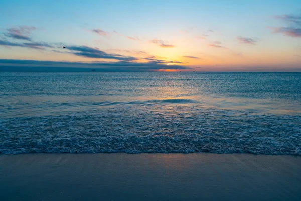 Красива Сутінка Морською Водою Літньому Пляжі — стокове фото