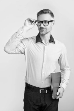 Gözlüklü olgun boz adam gri arka planda kal..