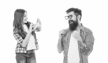 Sadece eğlenmek için. Küçük mutlu kızın elinde akıllı telefon ya da cep telefonu beyaz arka planı var. Geleceğin fotoğrafçısı. Fotoğraf düzenleme başvurusu. Mobil fotoğrafçılık. Neşeli babanın fotoğrafını çeken bir kız..