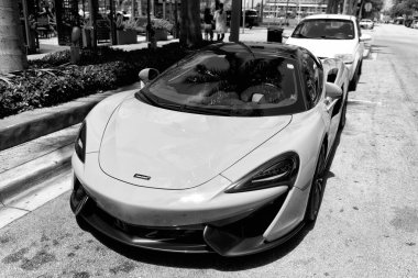 Miami Beach, Florida USA - 15 Nisan 2021: üstü açılabilir beyaz McClaren 570 'ler spor araba..