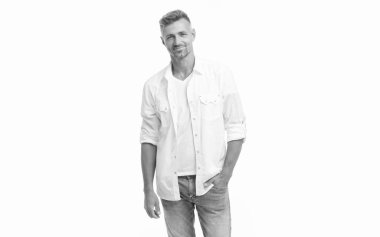 Beyaz gömlekli neşeli, tıraşsız adam. traşsız erkek tarzı. Traşsız adamın stüdyo fotoğrafı. Beyaz arka planda izole edilmiş olgun, tıraşsız adam..