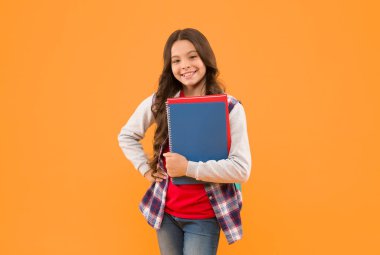 Bilgi almak için devam et. Mutlu çocuk ders kitaplarını tutuyor. Bilgi toplama günü. Okula dönelim. 1 Eylül. Temel eğitim. Her zaman daha çok öğrenirsin..