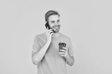 Ses bağlantısı. Telefon bağlantısı. Genç adam cep telefonuyla konuşuyor. Telefon görüşmesi. mobil teknoloji. Neşeli adam akıllı telefonda konuşuyor. Adam konuşuyor..