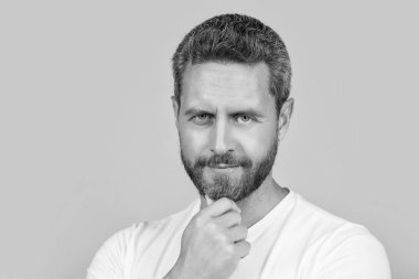 Beyaz gömlek giyen beyaz bir adamın portresi. Sıradan giyinen bir adam. Sıradan gömlekli sakallı adam sarı arka planda izole edilmiş. Stüdyoda sıradan biri..