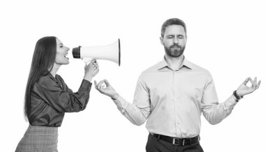 İş adamlarının çığlıkları ve meditasyonları beyazlar üzerinde izole edilmiş. Stüdyoda iş adamlarının bağırışlarını ve meditasyonlarını çekiyoruz. Hoparlörden iş adamlarına bağırıyordu. stresli çalışan meditasyonu.