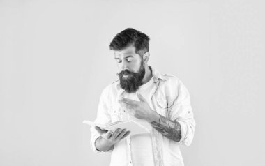 Sarı arka planda planlayıcısı olan meraklı sakallı adam..