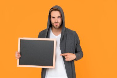 Adam sarı arka planda fotokopi alanı reklamı sunuyor..