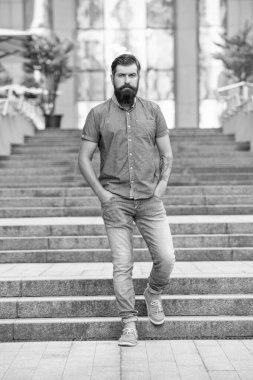 Sakallı adam aşağıda yürüyor. Sakallı bir adam. Hipster adam dışarıda..