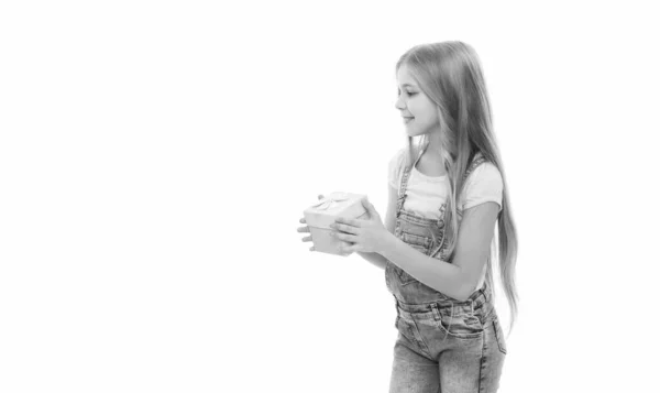 Счастливая Девушка Держит Подарочную Коробку Изолированную Белом Девочка Подросток Подарком — стоковое фото