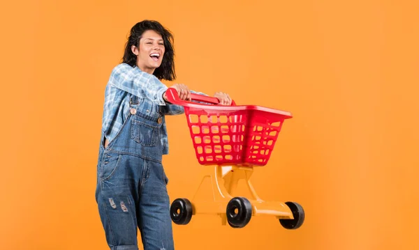 Szczęśliwa Kobieta Niesie Wózek Zakupy Dziewczyno Zakupów Baw Się Dobrze — Zdjęcie stockowe