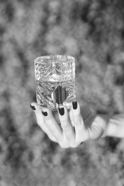 Μπουκαλάκι Αρώματος Γυναικείο Χέρι Παρουσίαση Μπουκαλιού Αρώματος Παρουσίαση Του Προϊόντος — Φωτογραφία Αρχείου