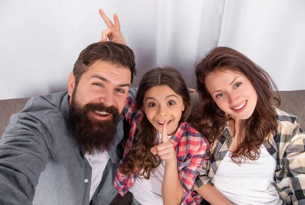 Šťastná Rodina Dělat Selfie Sedí Pohovce Doma Rodinný Víkend — Stock fotografie