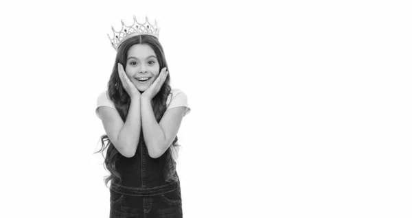 スタジオで幸せな美少女 女の子の王冠の10代の女の子の写真 コピースペースのある英国の王冠の美少女 美人ティーン女の子ルックス女の子絶縁上の白の背景 — ストック写真