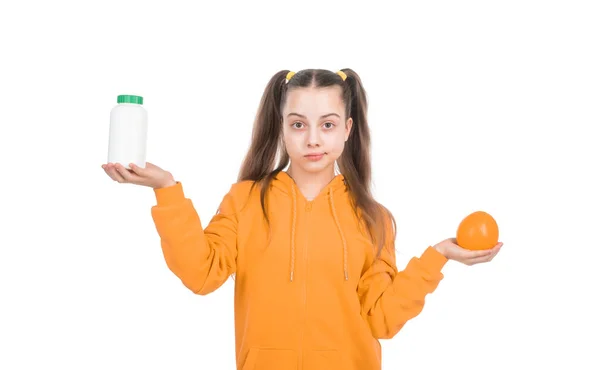 Παιδί Επιλέγουν Μεταξύ Των Πορτοκαλιών Φρούτων Και Βιταμινών Χάπι Μπουκάλι — Φωτογραφία Αρχείου