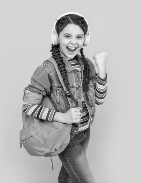 Ευτυχισμένο Κορίτσι Πίσω Στο Σχολείο Ένα Έφηβο Κορίτσι Κάνει Χειρονομία — Φωτογραφία Αρχείου