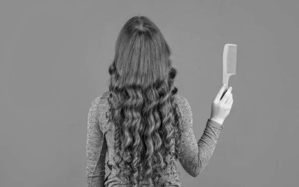 Πίσω Όψη Του Έφηβος Κορίτσι Σγουρά Μαλλιά Λαβή Χτένα Ροζ — Φωτογραφία Αρχείου