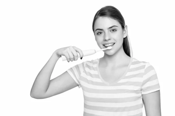 Позитивная Девушка Электрической Зубной Щеткой Изолированы Белом Фоне — стоковое фото