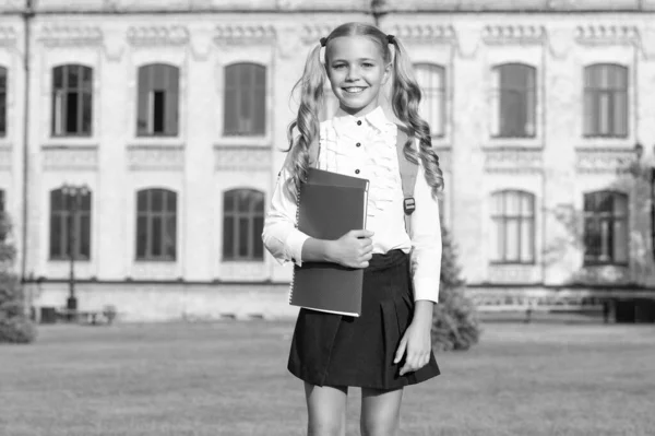 Щаслива Дівчина Повертається Школи Дівчина Підліток Посміхається Школі Освіта Школі — стокове фото