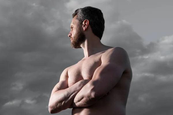 Shirtless Muscular Man Strong Man Muscular Torso Athletic Man Sky — Stockfoto