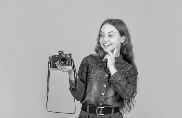 Fotoğrafçılıkla Ilgileniyor Mutlu Çocuk Elindeki Fotoğraf Makinesine Bakıyor Kameralı Kız — Stok fotoğraf