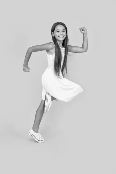 Счастливая Девочка Подросток Белом Платье Желтом Фоне — стоковое фото