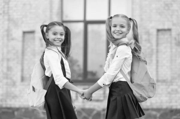 Позитивні Дві Школярки Найкращі Друзі Разом Відкритому Повітрі — стокове фото