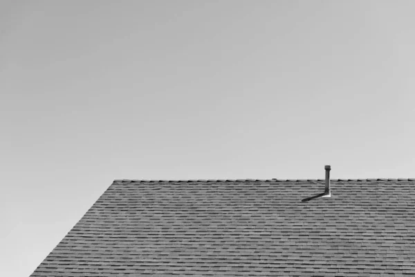青い空に煙突と家の屋根瓦構造 コピースペース — ストック写真