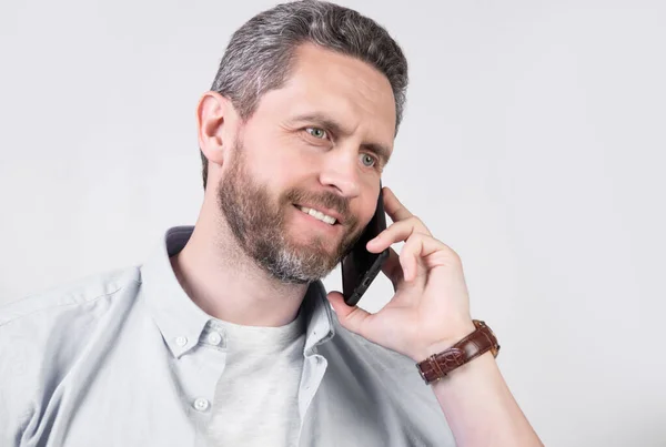Hombre Contento Tiene Llamada Comunicación Teléfono Aislado Fondo Del Estudio — Foto de Stock