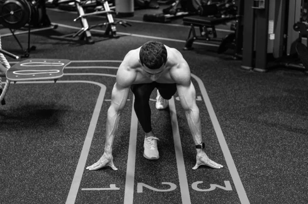 Αθλητής Crouch Θέση Μπροστινό Γόνατο Πάνω Και Χέρια Στη Γραμμή — Φωτογραφία Αρχείου