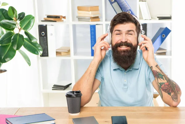 Hombre Feliz Escuchando Melodía Auriculares Oficina Música —  Fotos de Stock