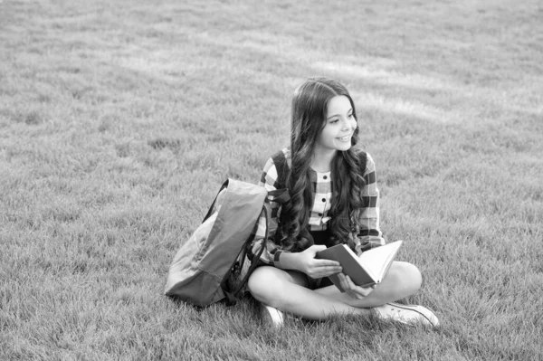 Szczęśliwa Nastolatka Odrabiająca Lekcje Siedząc Trawie Szkole Powrotem Szkoły Uczeń — Zdjęcie stockowe