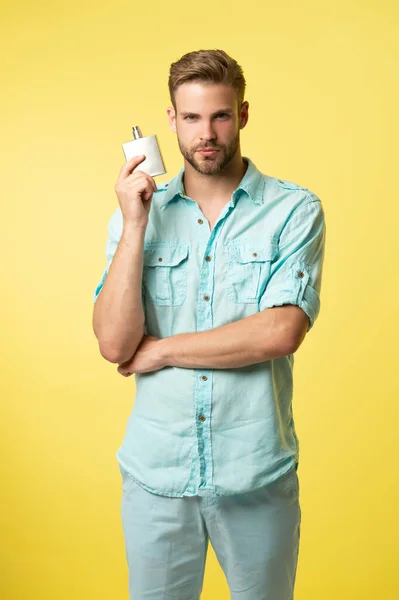 有香水的年轻人的照片 男人的香水 男子香水隔离在黄色 有香水背景的男人 — 图库照片