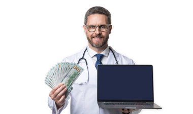 Mutlu doktor stüdyoda e-sağlık sigortası öneriyor. Doktor e-sağlık sigortası sunuyor. E- sağlık sigortası ve paralı bir doktorun fotoğrafı. Sağlık sigortasını destekleyen doktor beyazlara izole edildi.