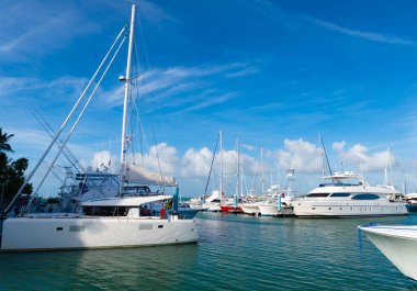 Key West, Florida USA - 26 Aralık 2015: Yaz tatili için tekneleri olan yat limanı.