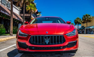 Miami, Florida ABD - 25 Mart 2023: kırmızı 2016 Maserati Ghibli S Q4 park halindeki araç, ön görüş.