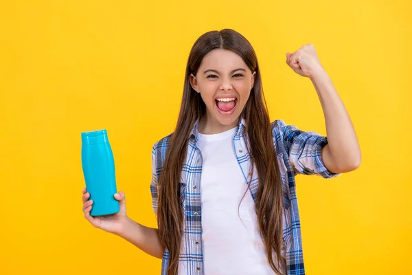 Framgångsrik Tonåring Flicka Använda Skönhet Kosmetika För Hår Tonåring Flicka — Stockfoto