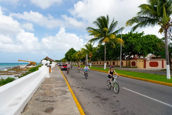 Cozumel Μεξικό Δεκεμβρίου 2015 Καλοκαιρινή Λεωφόρος Μπροστά Στη Θάλασσα Ποδηλατιστές — Φωτογραφία Αρχείου