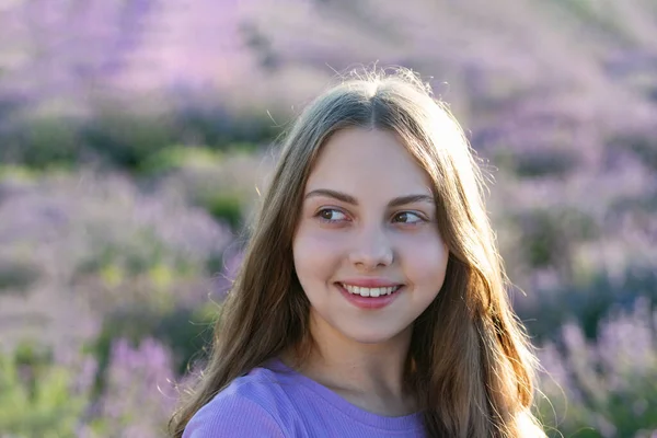 ラベンダー畑を楽しむ女の子 ラベンダー畑の明るい女の子 10代の女の子がラベンダーの花束を持ってる ラベンダー畑に長髪の美しい少女の肖像画 — ストック写真