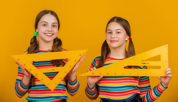 Crianças Escola Sorrindo Segurar Ferramenta Matemática Triângulo — Fotografia de Stock