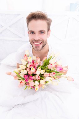 8 Mart için laleli neşeli romantik adam. Mart laleli romantik bir adamın fotoğrafı. Mart laleli romantik bir adam. Mart laleleri açan romantik adam..