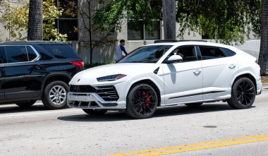 Miami Beach, Florida ABD - 15 Nisan 2019 Giallo Auge Lamborghini Urus, köşe manzaralı.