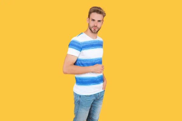 줄무늬 셔츠를 코카서스 남성의 스타일 모델은 스타일 스튜디오에서 노란색 셔츠를 — 스톡 사진