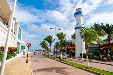 Cozumel, Meksika - 24 Aralık 2015: Deniz feneri ile gezinme caddesi.