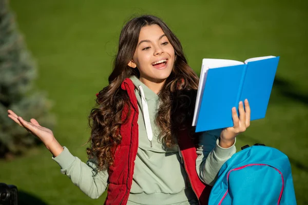 Felice Scuola Adolescente Ragazza Leggere All Aperto Scuola Giovanissima Ragazza — Foto Stock