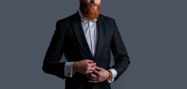 Обрезанный Вид Бородатого Человека Смокинге Изолированном Сером Фоне Студия Снимала — стоковое фото