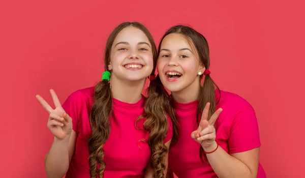 Счастливые Дети Обнимаются Розовом Фоне Мир — стоковое фото