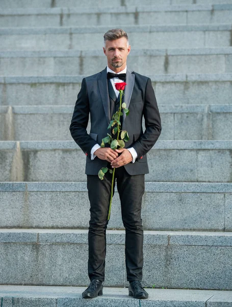 爱与人约会的概念 富有的燕尾服男人带着爱的玫瑰 情人节送花礼物 — 图库照片