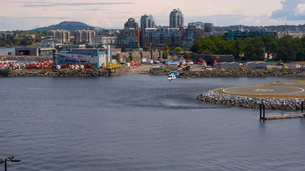 カナダのビクトリア州 6月28 2019 ヘリコプターが街中の海港のヘリポートでヘリポートを離陸 — ストック写真