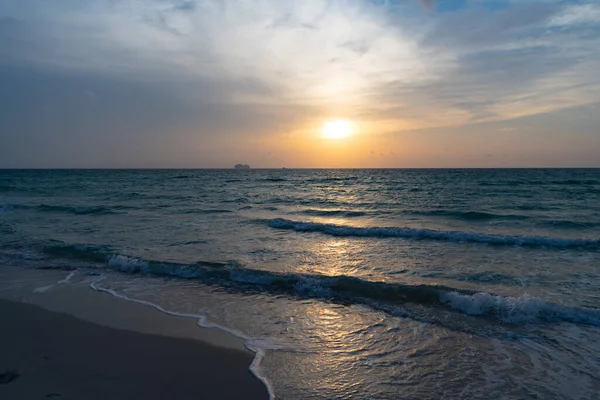 日の出の海の地平線のイメージです 日の出の海の地平線 日の出には夏の海の地平線 日の出の空の海の地平線 — ストック写真