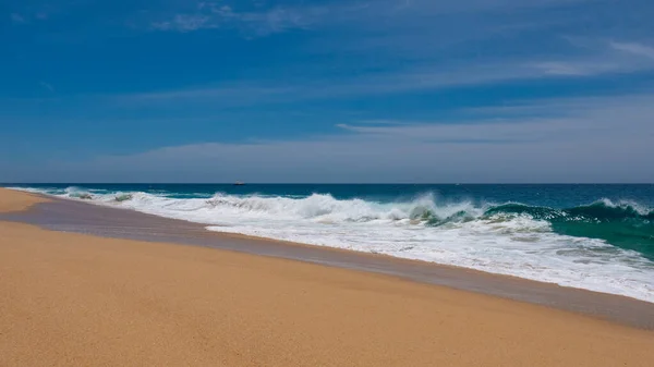 地中海の夏の海の休暇 砂と海と夏の海 夏の海の写真 夏の海景ビーチ — ストック写真